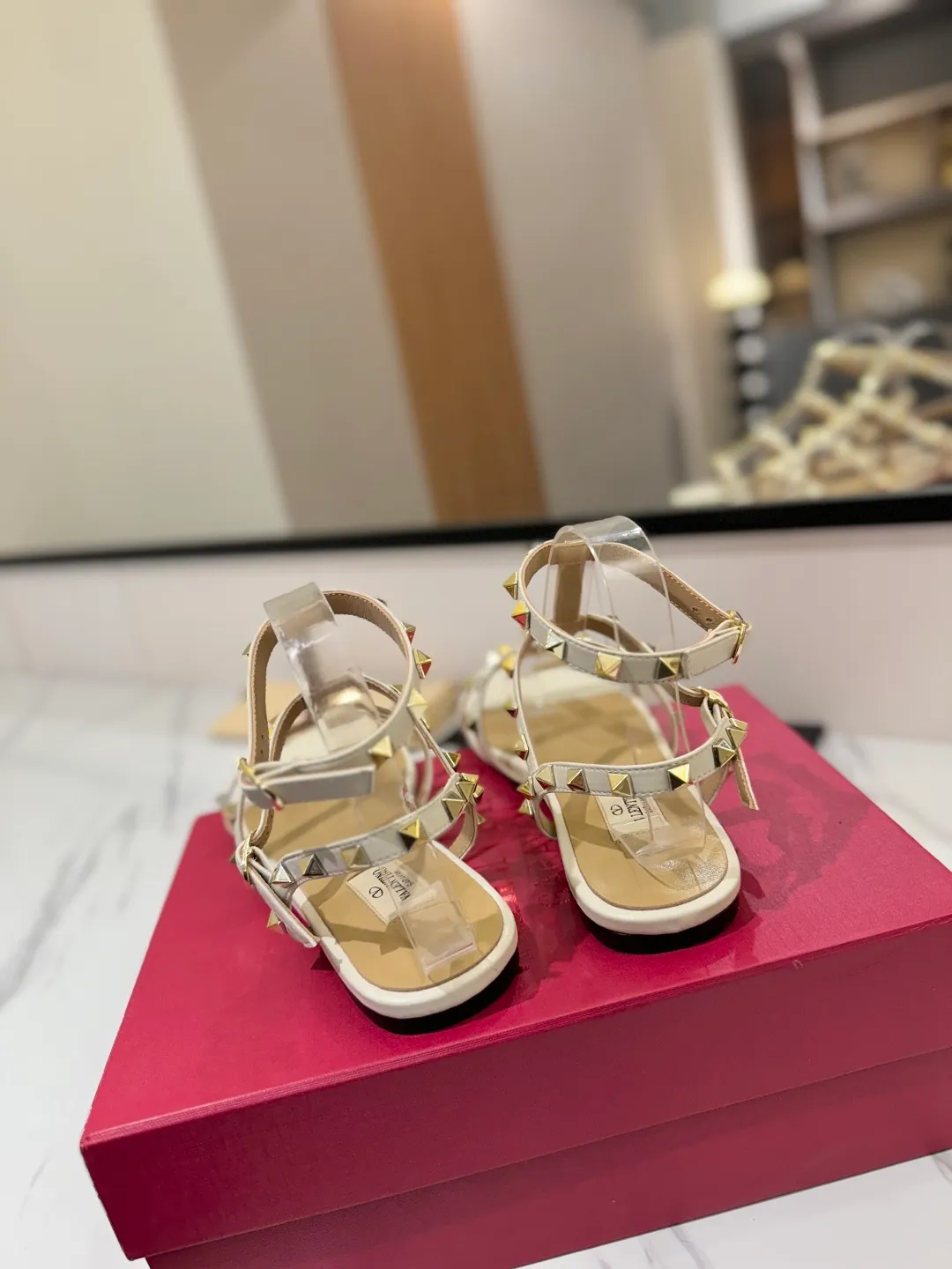👟👟Ex-factory price 520👟👟 Valentino/Valentino rivet VT classic ankle-wrap rivet sandals, timeless 🆕 deeply rooted in people's hearts❤️A must-have item that never goes out of style🫰top replica! The side curves are perfect, the original molded custom-made rust-free rivets, and the textured hardware bring out a full sense of high-end, giving you a genuine foot feel! The first choice for high-end customers❤️ [Material] Upper: Original imported customized cowhide Inner lining: Original imported goatskin Outsole: Imported pearlescent leather outsole Code number: 35-39 [34, 40, 41, 42 are custom-made and cannot be returned or exchanged]
